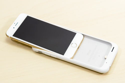 iPhone 6s Smart Battery Caseを装着する