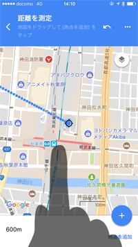iPhoneのグーグルマップで地図をスワイプして距離を測定したい場所を指定する