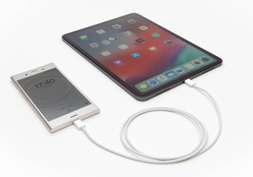 USB-C搭載iPad ProでAndroidスマホを充電する