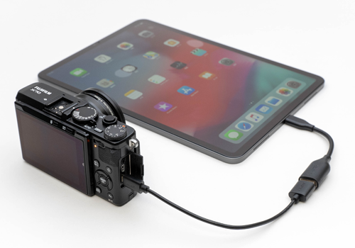 USB-C搭載のiPadでMicro USBのデジタルカメラを充電する