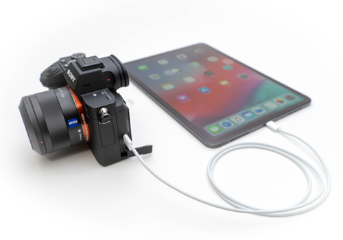 USB-C搭載のiPadでUSB充電対応デジタルカメラを充電する