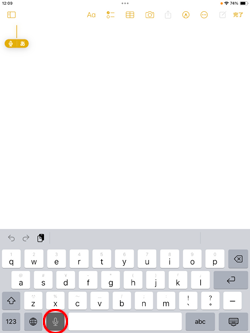 iPadでキーボード上の「マイク」アイコンをタップする