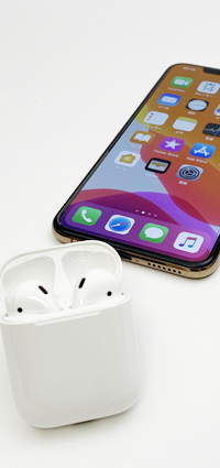 AirPodsケースの蓋を開ける