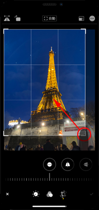 iPhoneの写真アプリでトリミングしたい範囲を指定する