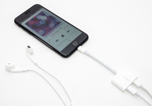 Lightning Audio + Charge RockStarを使ってiPhone 7を充電しながらLightningイヤフォンで音楽を聴く