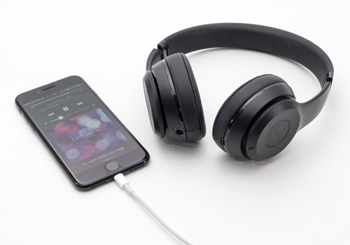 iPhone 7とBluetoothヘッドフォンと無線接続して充電しながら音楽を聴く
