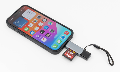 iPhoneのUSB-CポートにSDカードリーダーを接続する