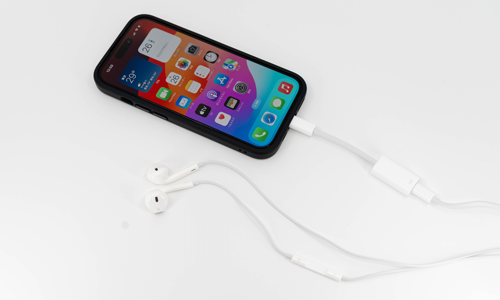 USB-C(USB Type-C)搭載iPhoneに「USB-C - Lightningアダプタ」を経由してライトニングイヤフォンを接続・使用する