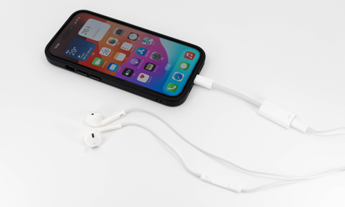Lightningコネクタ搭載のイヤフォンをUSB-C搭載iPhoneに接続する