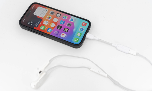 Lightningコネクタ搭載のイヤフォンをUSB-Cポート搭載のiPhoneで使用する