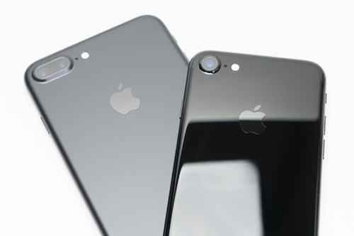 iPhone 7/7 Plusの新色「ジェットブラック」と「ブラック」の比較 