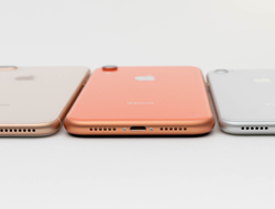「iPhone XR」と「iPhone 8 Plus」と「iPhone」の厚さ比較
